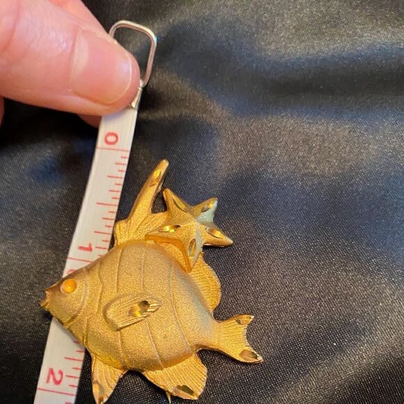 Adorable Gold Tone Goldfish Pin! - Picture 4 of 7